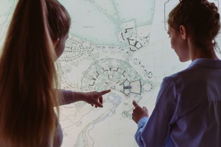 Bebauungsplan der SS-Burganlage und der Siedlung Wewelsburg mit eingetragenen Parzellen des Dorfes, Hermann Bartels im Februar 1944 (Foto: Lina Loos © Kreismuseum Wewelsburg